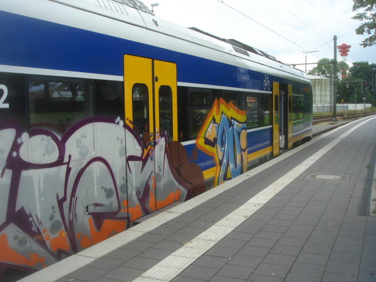 Fahrgast fesselt Freund mit Handschellen Obstkurve